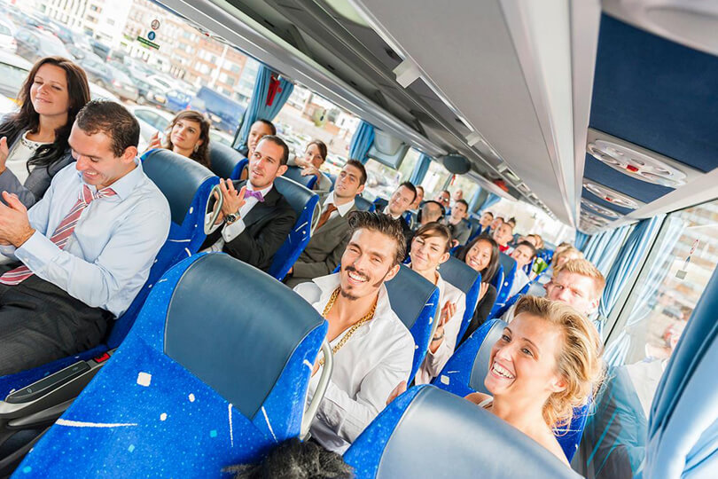 Goochelaar Tony price betovert zijn publiek tijdens een rondreis met een bus.