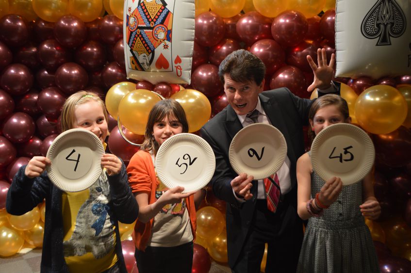 Les enfants posent avec Tony après le spectacle.