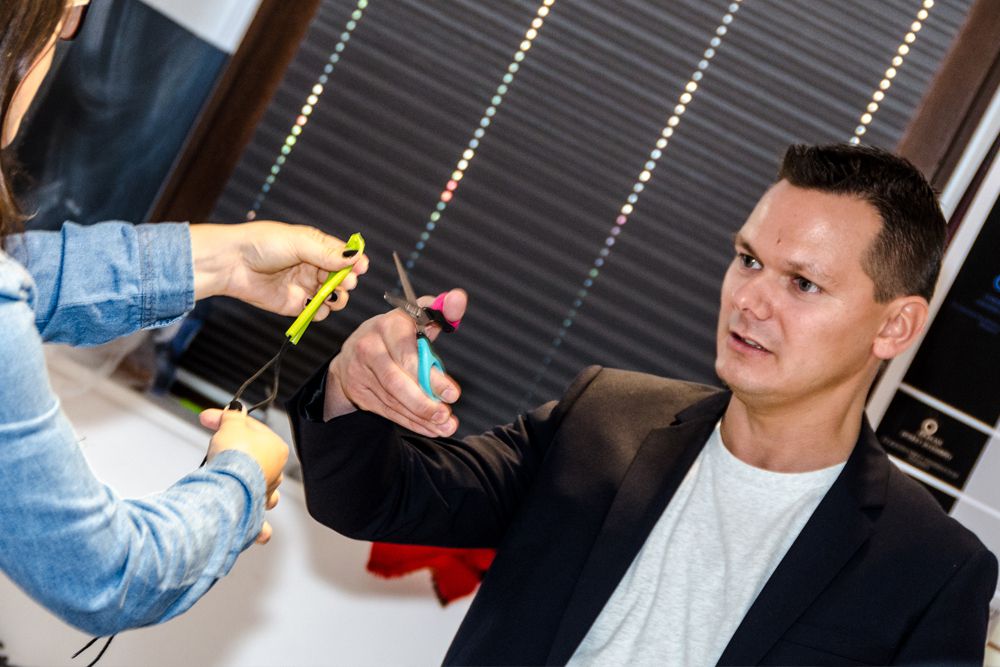 Un participant à l'atelier de magie de Tony exécute le tour de magie qu'il vient d'apprendre.