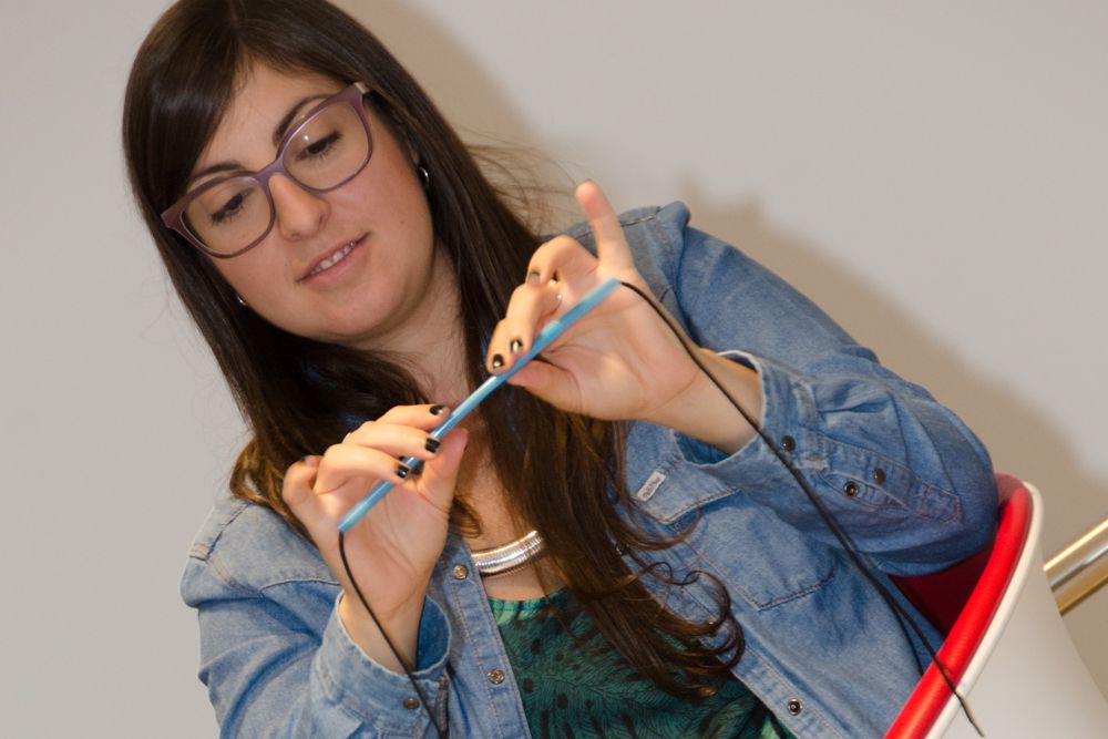 Une participante de l'atelier de magie présente le tour qu'elle vient d'apprendre.